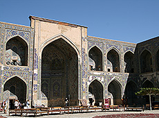 ウズベキスタンの世界遺産サマルカンドのレギスタン広場の神学校