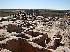 ウズベキスタンのキジルクム砂漠の古代都市遺跡トプラクカラ