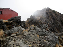 赤岳山頂小屋と赤岳山頂